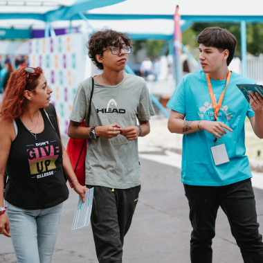 Visitantes en la feria siendo guiados