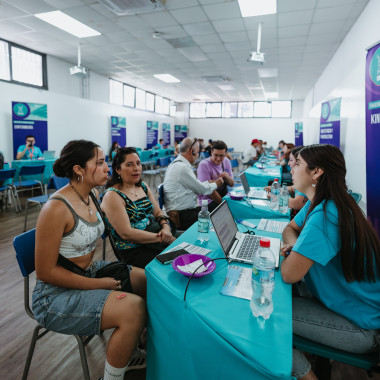 Asistentes visitando puesto informativos sobre las distintas carreras que imparte la universidad