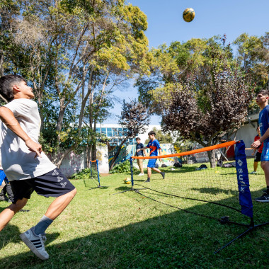 Estudiantes jugando futvóley