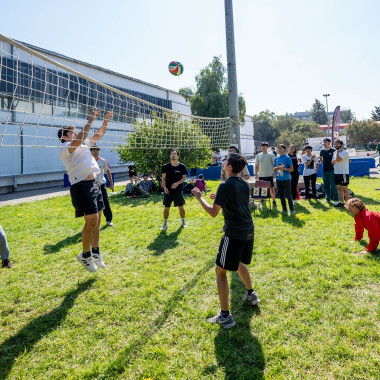 Partido de voleibol en el campus universitario