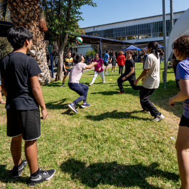 Estudiantes Jugando voleibol