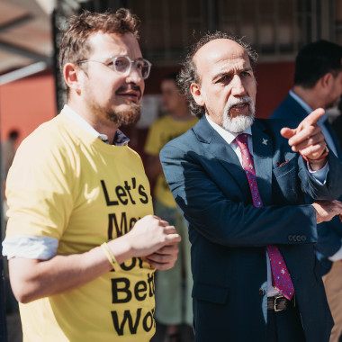 Espectadores del partido, donde se ve al rector