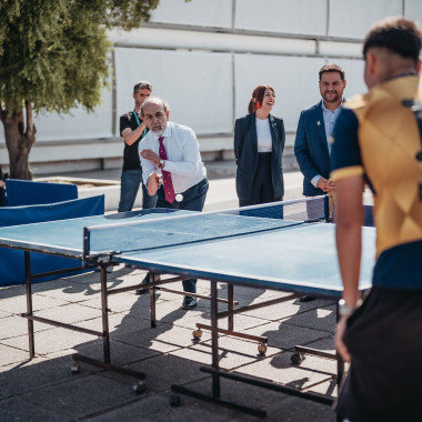 Rector Rodrigo Vidal Jugando tenis de mesa