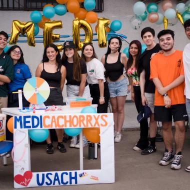 Estudiantes de Medicina en su stand