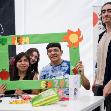 Estudiantes en un stand informativo