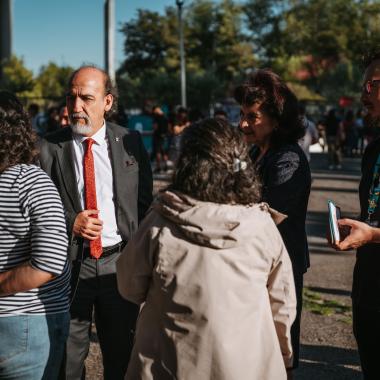 Rector Rodrigo Vidal junto a estudiantes