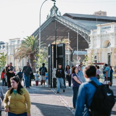 Nuevos estudiantes ingresando por el frontis universitario