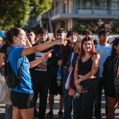 Grupo de estudiantes recibiendo la bienvenida