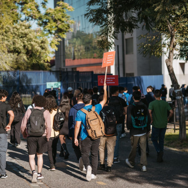 Nuevos Estudiantes siendo guiados por el campus