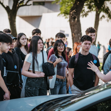 Nuevos Estudiantes siendo guiados por el campus