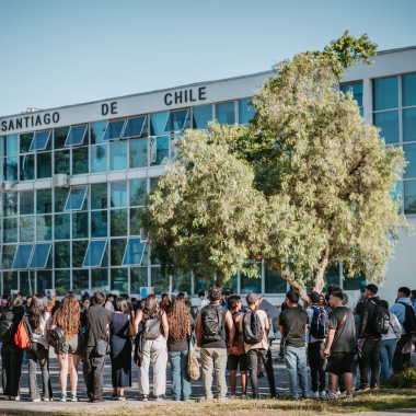 Estudiantes frente casa central