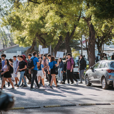 Estudiantes recorriendo el campus