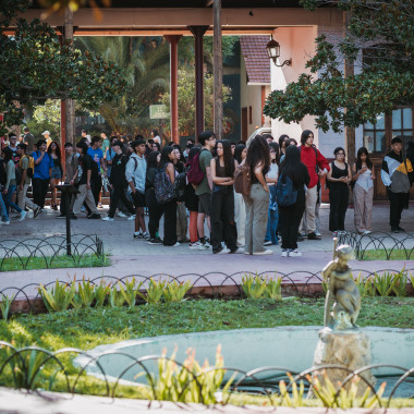 Estudiantes recorriendo el patio de la EAO