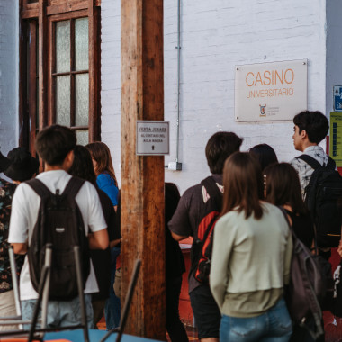 Estudiantes fuera el casino central