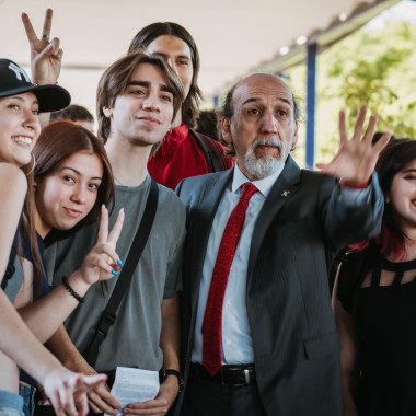 Estudiantes junto a rector