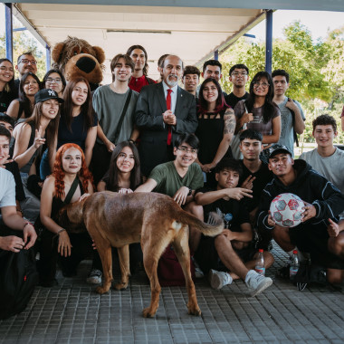 Foto grupal de estudiantes junto a rector