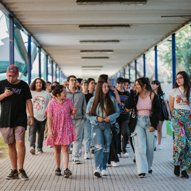 Estudiantes caminando por el campus