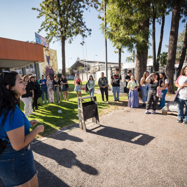 Estudiantes nuevos recibiendo la bienvenida