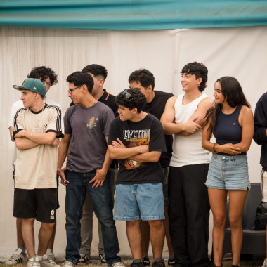 Estudiantes bailando en la bienvenida