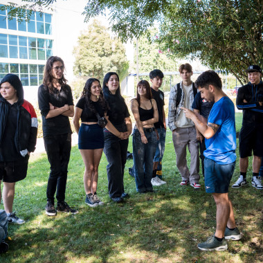 Estudiantes recorriendo el campus