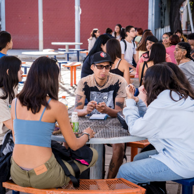 Estudiantes sentados conversando