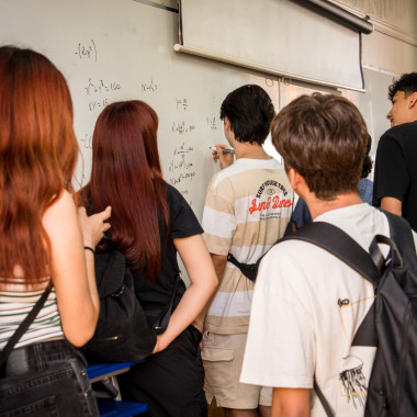 Estudiantes recorriendo en sala de clases