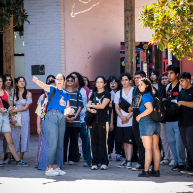 Estudiantes en el patio de la escuela de artes y oficio