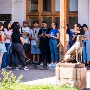 Estudiantes en el patio de la eao