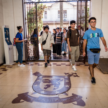 Estudiantes en la entrada de la eao