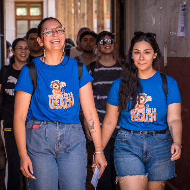 Estudiantes recorriendo el campus