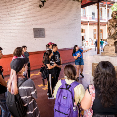 Estudiantes en el patio de la eao