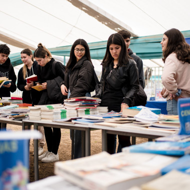 Puesto con libros donde se logra leer el letrero que dice "Ciencias"