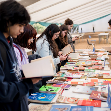 Asistentes a la actividad revisando los libros