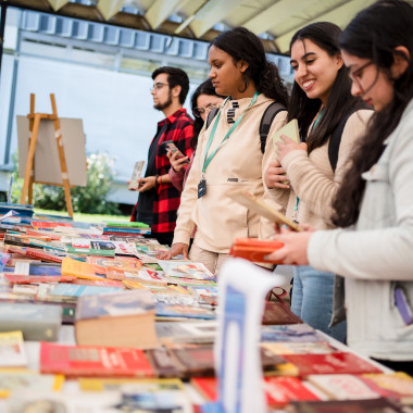 Asistentes mirando los libros del stand