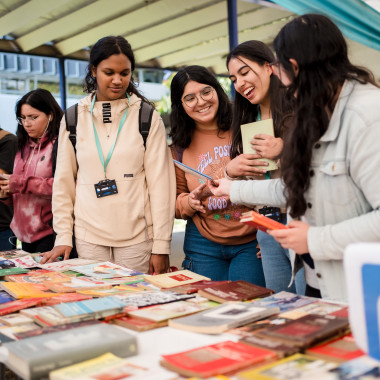 Asistentes observando libros