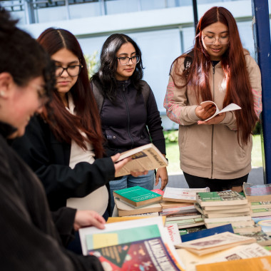 Asistentes mirando libros del stand