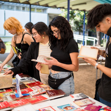 Asistentes mirando libros del stand