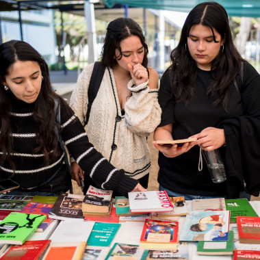 Asistentes mirando libros del stand