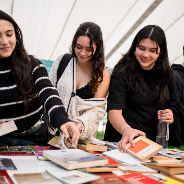 Asistentes mirando libros del stand