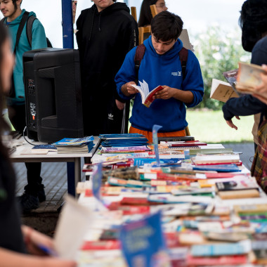 Asistentes mirando libros