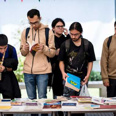 Asistentes mirando libros