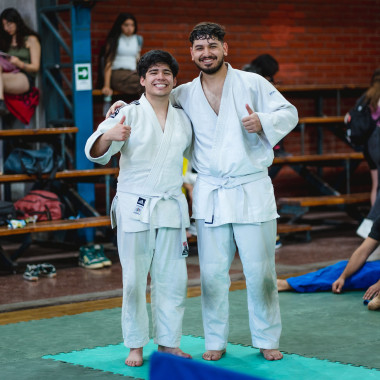 Miembros del equipo de judo sonriendo