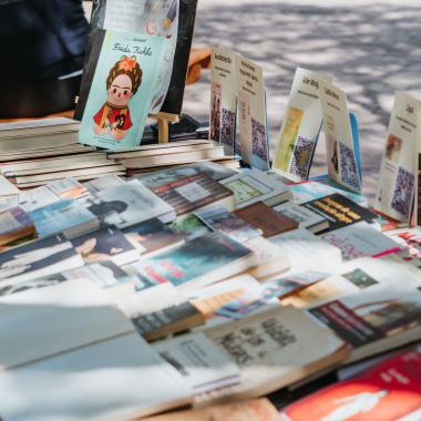 Exhibición de libros de biblioteca FAHU