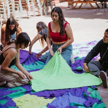 Participantes realizan costura de retazos de telas 