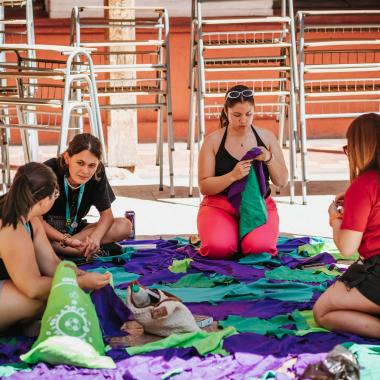 Participantes realizan costura de retazos de telas 