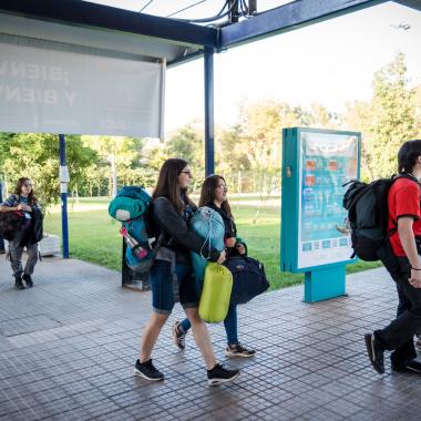 participantes cargando con bolsos