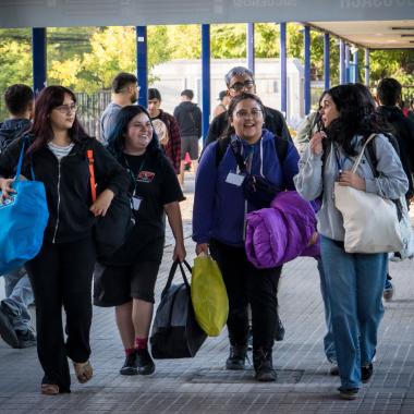 participantes cargando con bolsos