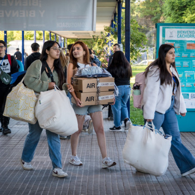 participantes cargando con bolsos