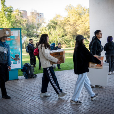 participantes cargando con cajas