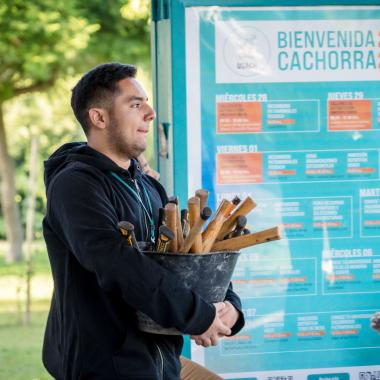 participantes cargando martillos en un balde